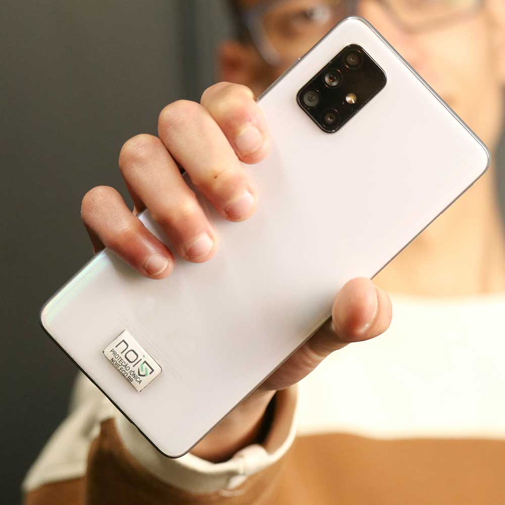 pessoa-mostrando-celular